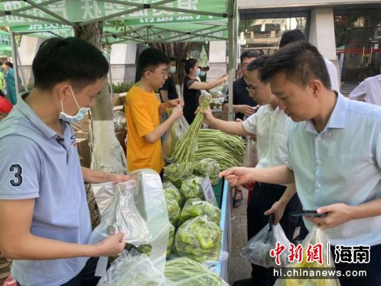 消費助農(nóng)大集市活動現(xiàn)場，泡椒很快銷售一空。符宇群攝